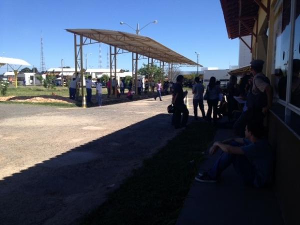 Alunos aguardam exames no p&aacute;tio do Detran-PI em Teresina.(Imagem:Catarina Costa/G1)