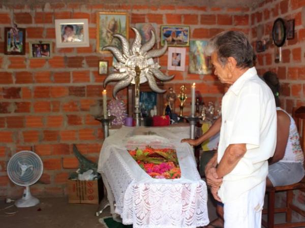 Mostrou a faca suja de sangue para minha mãe, diz irmã de jovem morta