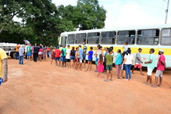 Prefeitura de Floriano realiza entrega de cestas b&aacute;sicas a fam&iacute;lias das zonas urbana e rural(Imagem:Secom)