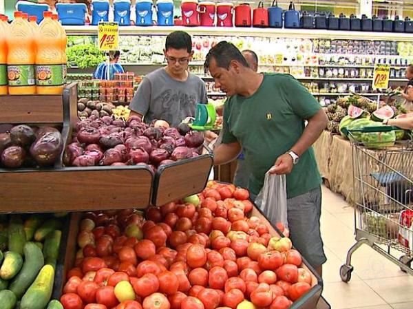 Banana sofreu aumento de 15,33%. Já tomate e pão francês reduziram no preço, diz Dieese.(Imagem:Reprodução/Rede Amazônica Acre)
