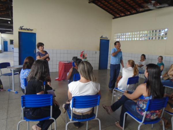 Educadores discutem implantação do regime de tempo integral no Fauzer Bucar