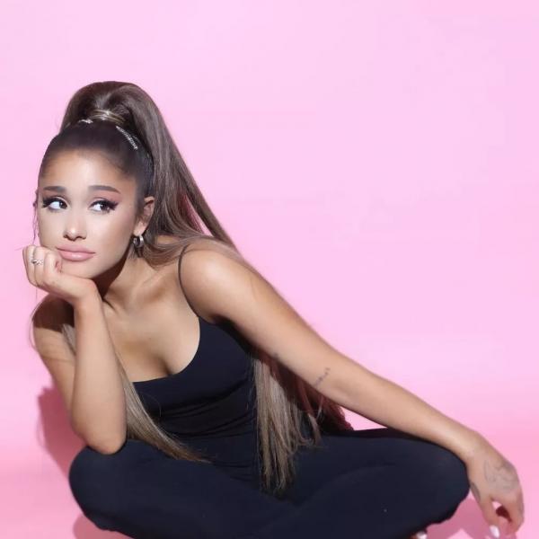Segundo a reportagem, Aharon Brown invadiu a casa no dia do aniversário de 29 anos da cantora, dia 26 de junho, e tem histórico de perseguir Ariana. Em setembro do ano passado, Br(Imagem:Reprodução)