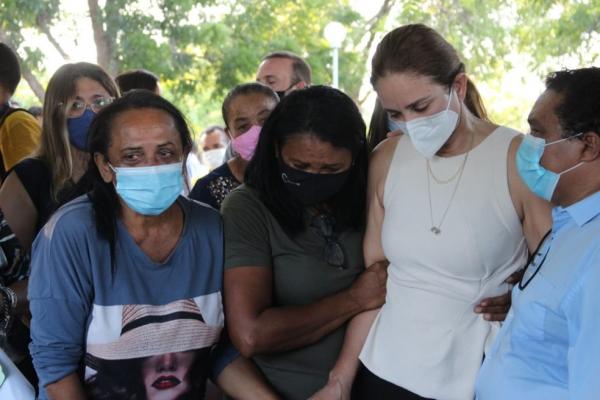 Lucy Soares, mulher do ex-prefeito Firmino Filho, durante o enterro em Teresina.(Imagem:L&iacute;via Ferreira/G1 PI)