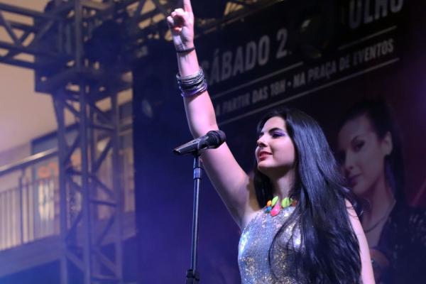 Cantora piauiense Luana Campos concorre a vaga em concurso mundial de karaokê