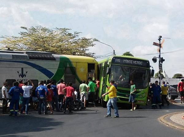&Ocirc;nibus colide com metr&ocirc; em cruzamento na Zona Norte da capital.(Imagem:Divulga&ccedil;&atilde;o/Pol&iacute;cia Milirtar)