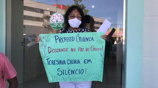Sara Pereira presta &uacute;ltima homenagem ao ex-prefeito Firmino Filho.(Imagem:Maria Romero)