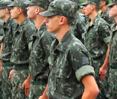 Exército faz operação para combater comércio ilegal de armas e munições