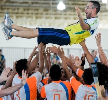 "Bernardinho" do handebol nos Jogos Escolares leva ouro e recebe surpresa