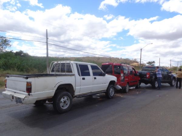 Engavetamento entre três veículos é registrado na BR-230 em Floriano.(Imagem:FlorianoNews)