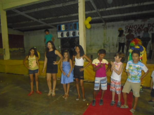 P&uacute;blico infantil lota gin&aacute;sio para prestigiar Show do Carrapeta em Bar&atilde;o de Graja&uacute;.(Imagem:FlorianoNews)