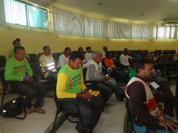 SUTRAN reuniu mototaxistas para discutir benefícios previdenciários.(Imagem:FlorianoNews)