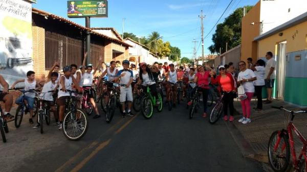 Alunos da Escola Pequeno Príncipe participam de passeio ciclístico