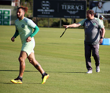 Chapecoense enfrenta o Fluminense para se distanciar na zona de rebaixamento