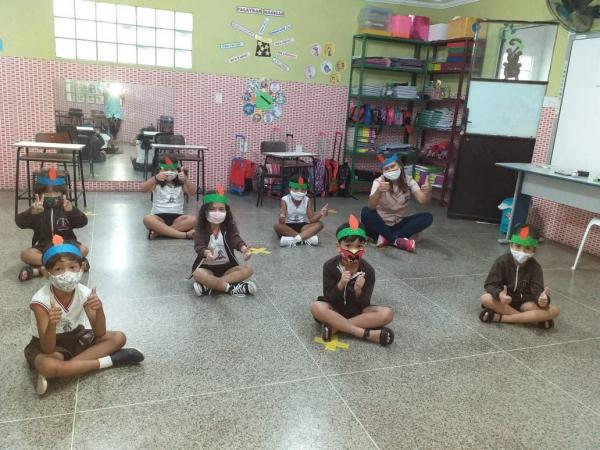 Em comemoração ao Dia do Índio, alunos da Escola Pequeno Príncipe se caracterizam de indígenas.(Imagem:EPP)