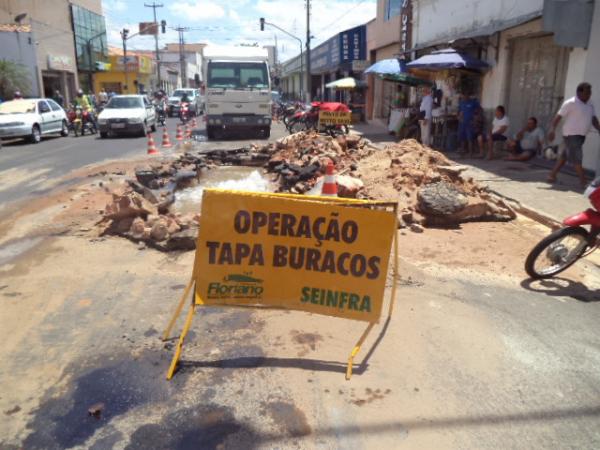 Vazamento em cano da Agespisa provoca desperd&iacute;cio e falta de &aacute;gua em Floriano.(Imagem:FlorianoNews)