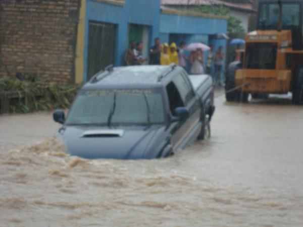 Carro cai em buraco na Ponte do Riacho Irapu&aacute; I(Imagem:reda&ccedil;&atilde;o)
