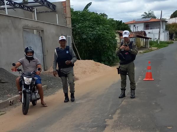 3&ordm; BPM realiza blitz no bairro Catumbi como parte de a&ccedil;&otilde;es preventivas em Floriano(Imagem:Divulga&ccedil;&atilde;o/PM)