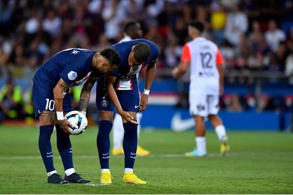 Neymar e Mbappé são chamados para reunião após discussão em pênalti no PSG