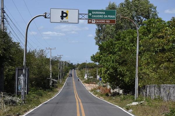 Pavimenta&ccedil;&atilde;o asf&aacute;ltica ligando os povoados de Barra Grande e Barrinha ao centro do munic&iacute;pio de Cajueiro da Praia(Imagem:Francisco Gil&aacute;sio)