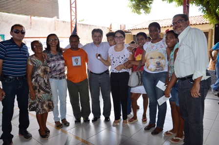 Deputado Gustavo Neiva fez entrega de ônibus para APAE de Floriano