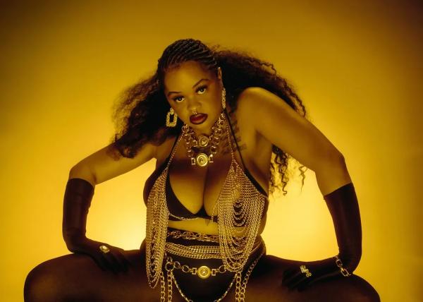 Tássia Reis mantém a moral elevada ao incursionar pelo drill em "Rude", single produzido por Evehive