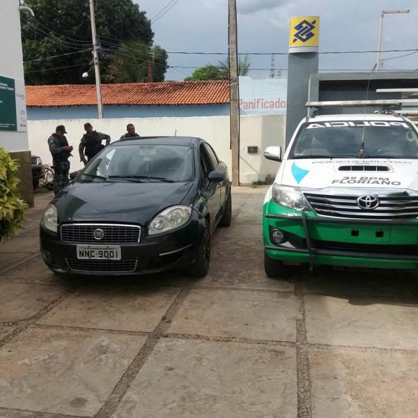 For&ccedil;a T&aacute;tica apreende R$ 7 mil em carga de cigarros no Centro de Floriano.(Imagem:Divulga&ccedil;&atilde;o/Pol&iacute;cia Militar)