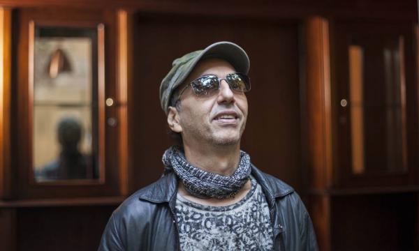 Zeca Baleiro adiciona músicas de José Mário Branco e Xutos & Pontapés a álbum com canções portuguesa