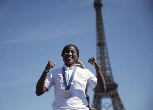 Nascida em Camar&otilde;es, a boxeadora Cindy Ngamba conquistou o bronze, a primeira medalha ol&iacute;mpica do time de refugiados, que surgiu nos Jogos Rio 2026.(Imagem:Reuters/Louisa Gouliamaki/Direitos Reservados)