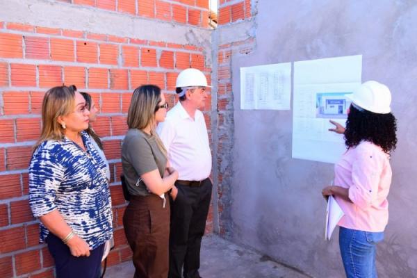 Equipe da Prefeitura de Floriano acompanha obras de reforma e ampliação em UBSs e escolas municipai(Imagem:Secom)