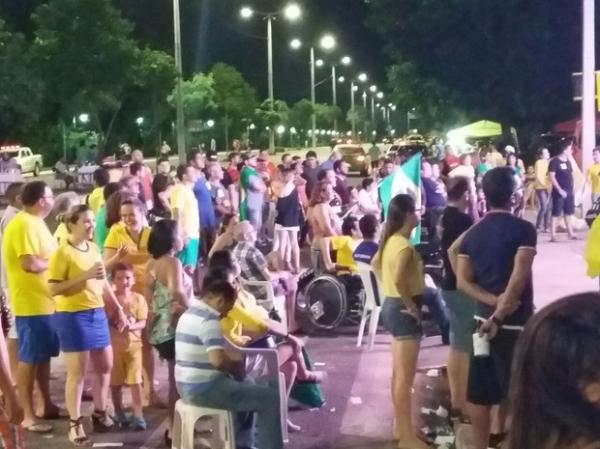 Manifestantes a favor do impeachment assistem atentos a vota&ccedil;&atilde;o em Teresina.(Imagem: Ellyo Teixeira/G1)