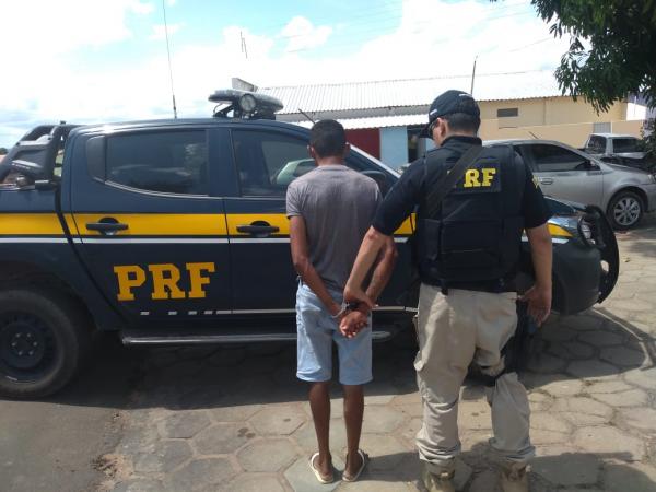 PRF prende condutor que portava arma de fogo em Redenção do Gurguéia