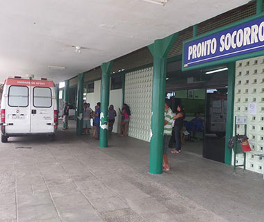 Criança atacada com golpes de facão pode ter o braço amputado