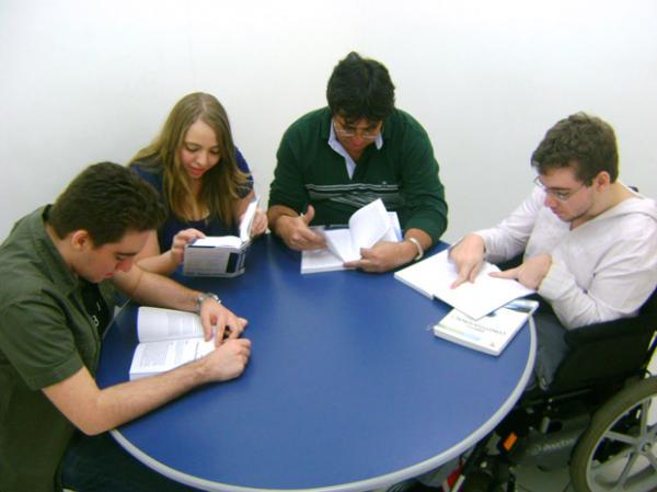 Da esq. para dir. Rodrigo, Aline, o pai Valter e Bruno.(Imagem:Divulga&ccedil;&atilde;o/Academia do Concurso)