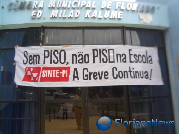 Estudantes fazem manifestação em relação a greve dos professores