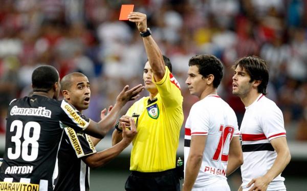 Ap&oacute;s tr&ecirc;s jogos ausente devido a uma les&atilde;o, Airton voltou, mas prejudicou o Botafogo com sua expuls&atilde;o.(Imagem:Adalberto Marques / Ag. Estado)