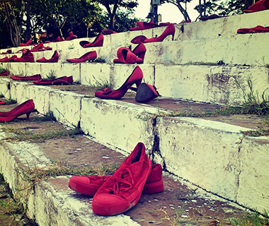 Feminicídio: 90 sapatos vermelhos são espalhados em escadarias de igreja