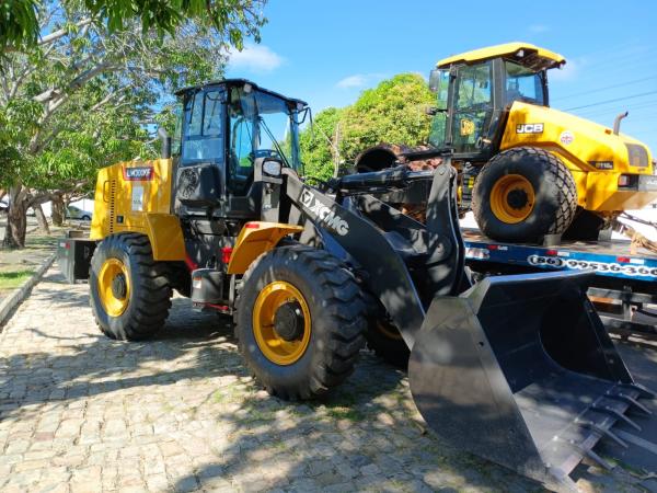 Prefeito Antônio Reis entrega veículos e equipamentos para reforçar serviços públicos em Floriano(Imagem:FlorianoNews)