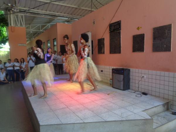 Grupo apresenta dan&ccedil;a afro no Col&eacute;gio T&eacute;cnico de Floriano.(Imagem:FlorianoNews)