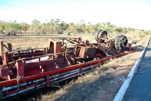 Carreta tomba depois de um pneu estourar na BR-343.(Imagem:Divulga&ccedil;&atilde;o)