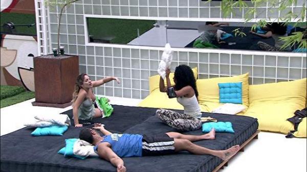 Aline sobre Elieser: 'Ele pra mim &eacute; um picol&eacute; de chuchu, um bebez&atilde;o'.(Imagem:BBB)