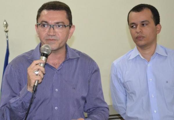 Padre Walmir ao lado do pregoeira Wicara Lima.(Imagem: Jos&eacute; Maria Barros/GP1)
