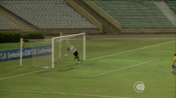 Bruna marca do meio da rua e faz gola&ccedil;o no Brasileir&atilde;o feminino. (Imagem:Reprodu&ccedil;&atilde;o/TV Clube)