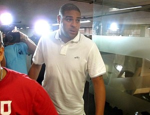 Adriano se consulta com médico do Flamengo e diz: 'Aqui é minha casa'