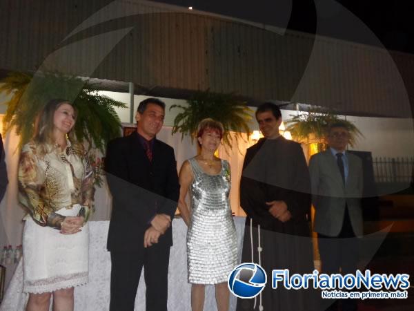 Prefeito Gilberto J&uacute;nior concedeu honraria a professora Rubenita Ferreira.(Imagem:FlorianoNews)