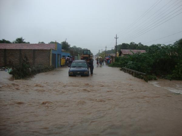 Carro sendo guinchado(Imagem:reda&ccedil;&atilde;o)
