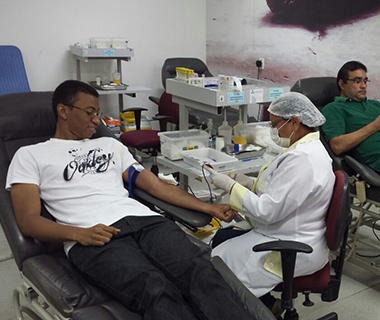 Jornalistas doam sangue em ação solidária no Hemopi