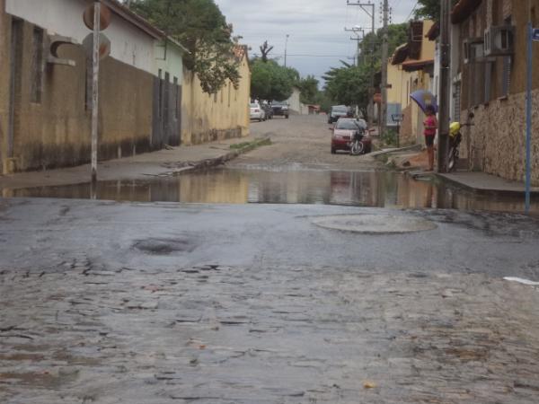 Vazamento de &aacute;gua est&aacute; causando transtornos em ruas de Floriano.(Imagem:FlorianoNews)