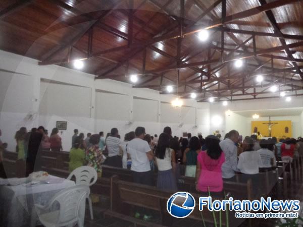 Fi&eacute;is participaram de 'Missa do Galo' em Floriano e Bar&atilde;o de Graja&uacute;.(Imagem:FlorianoNews)