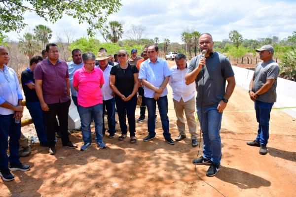 Vereadores de Floriano participam de entrega da ponte que dá acesso à localidade Saco.(Imagem:CMF)