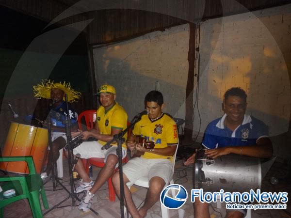 Torcedores de Floriano e Bar&atilde;o de Graja&uacute; se reuniram para assistir partida entre Brasil e Cro&aacute;cia.(Imagem:FlorianoNews)